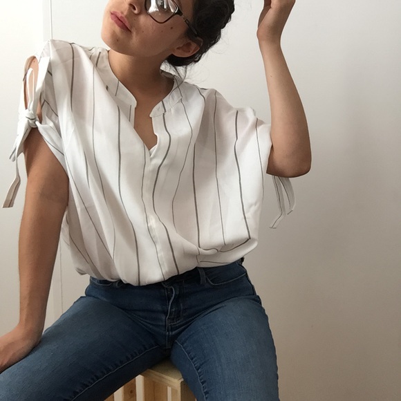 ❗️One Left❗️NWT Stripe cold shoulder sleeves - Picture 6 of 8